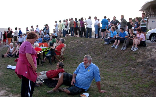 Welkome versnapperinge aan die einde van die Skemerstap op Strandveld Museum se grasperk, met laatkommers wat nog toustaan om die dors en die honger te les.  (Argieffoto: Gansbaai Courant)